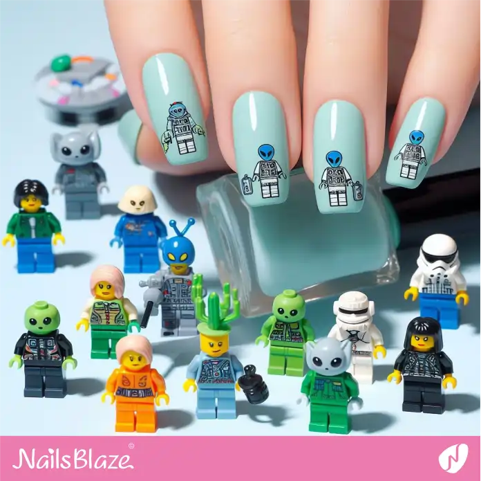Minimal LEGO Alien Minifigure Nail Art | Game Nails - NB2726